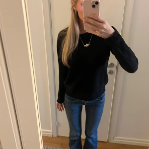 Svart stickad tröja - Säljer denna suuperfina stickade tröja från Vero Moda som jag älskar. Säljer för att jag har flera liknande. 🌸 Storlek M men skulle säga att den sitter som en S. Superbra skick förutom en aning lite nopprig 💓🙌