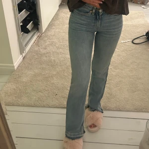 Blå jeans weekday! - Säljer mina weekday jeans! Perfekt blå färg och är midwaist🩵De är insydda i midjan och har en slits på insidan av foten! Superfina men tyvärr för tight på mig…