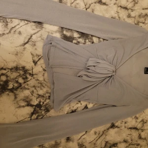 Gina topp - Knappt använt , hel och fläckfri men köptes i december 