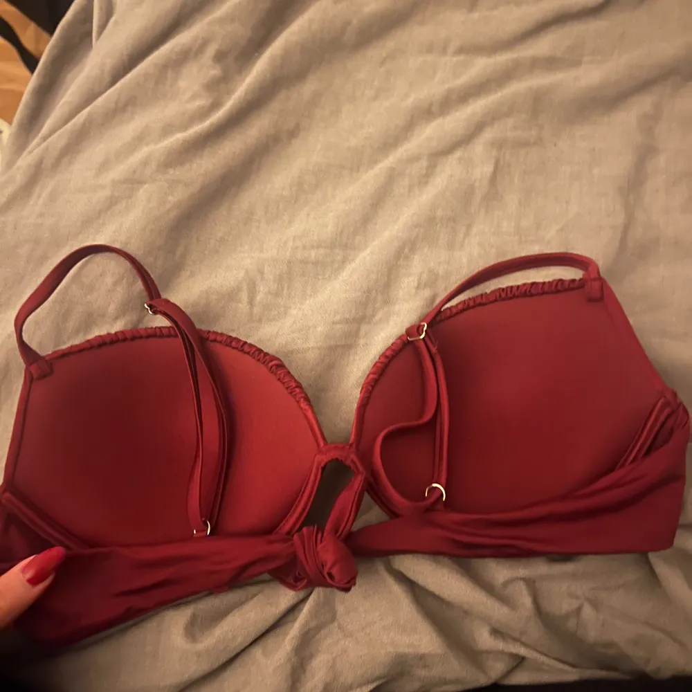 En näst intill oanvänd calzedonia överdel med push up i storlek 85B/80C/75D, endast testad. Denna är även utgången i sortimentet. Övrigt.