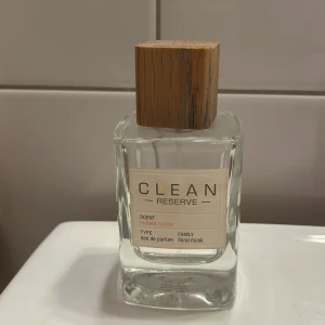 Clean parfym  - Clean reserve radiant nectar parfym. 100 ml men använt ca hälften så runt 50 ml kvar. 