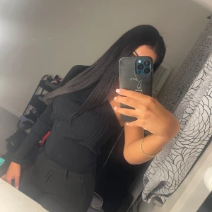 Enärmad tröja  - Enärmad tröja från Bikbok i strl m men passar en xs-m. Jättefin och jätteskönt material. Väldigt stretchig 