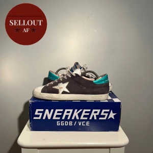 Golden goose skor - Säljer nu mina golden goose skor i storlek 43, passar även 44. De är i en grå färg med silvriga och gröna detaljer. Riktigt snygg och unik färgkombination. De är använda men har mycket liv kvar i sig och jag skulle säga cond. 7,5/10 Hör av er på DM!