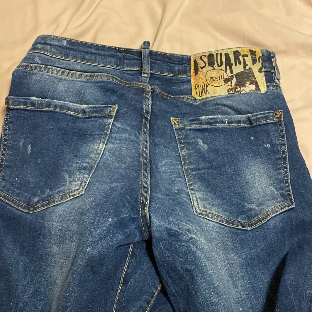 Dsquared2 jeans i fint skick säljer för de inte kommer till andvänding. Jeans & Byxor.