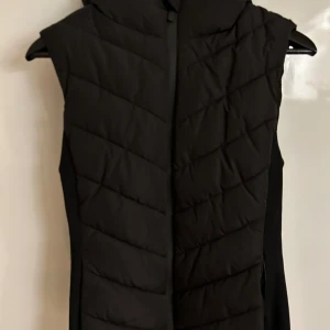 Zara väst - Den här västen har används 2 gånger. Inte sliten nånstans💕