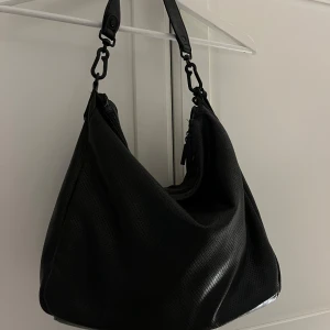 Snygg svart läderväska  - Supernajs svart läderväska från Suri Frey. Har massa fack och även ett litet inuti med dragkedja ⭐️ Köpte för 550kr!