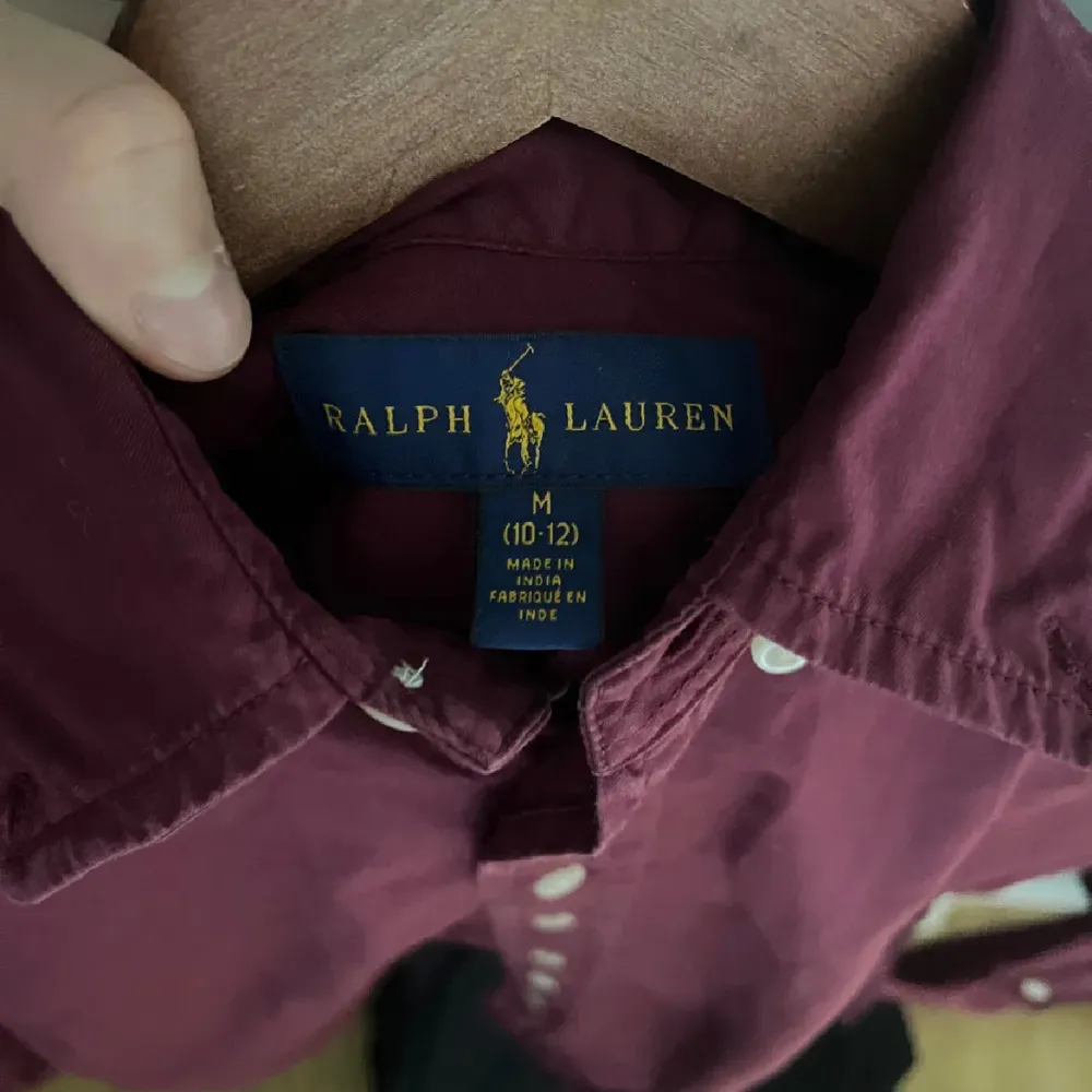 Säljer en riktigt snygg skjorta från Ralph lauren. Bra skick och riktigt snygg färg.  Storlek 10/12 y men passar om du är runt 160! Priset är inte hugget i sten!. Skjortor.