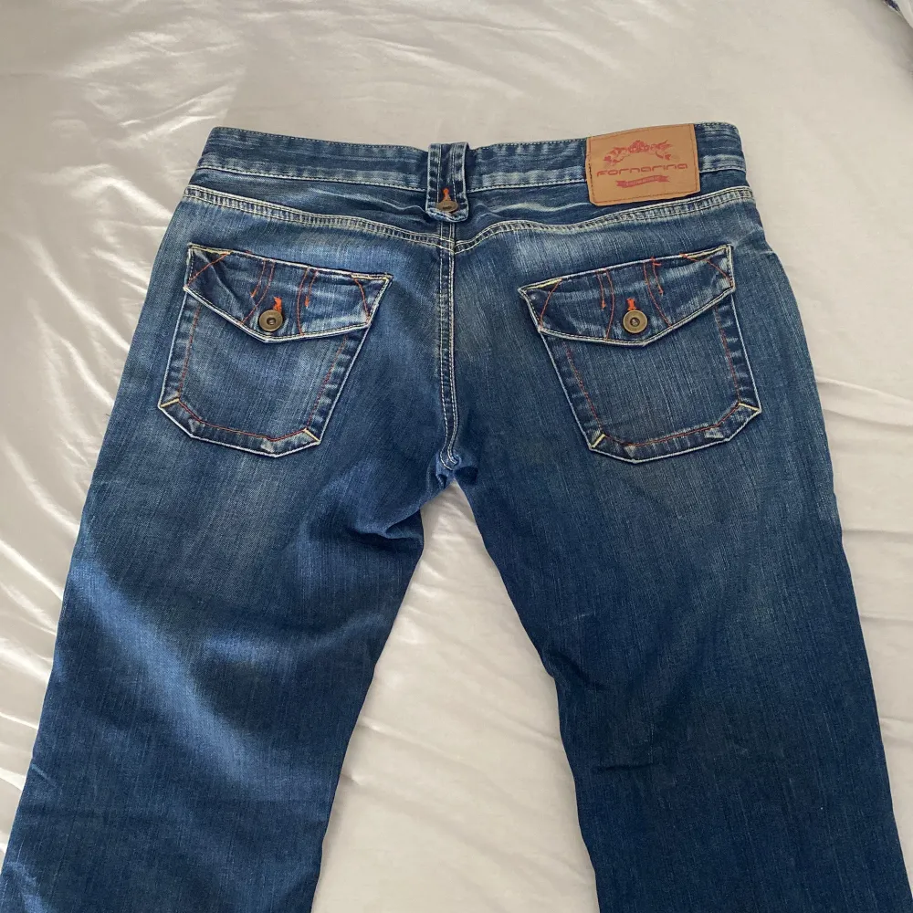 Säljer dessa Fornarina jeans i storlek 31, skulle gissa på att de inte säljs längre då dem är köpta 2008 ish.  Skit snygga och bekväma men kommer inte till användning! Pris kan diskuteras💓. Jeans & Byxor.