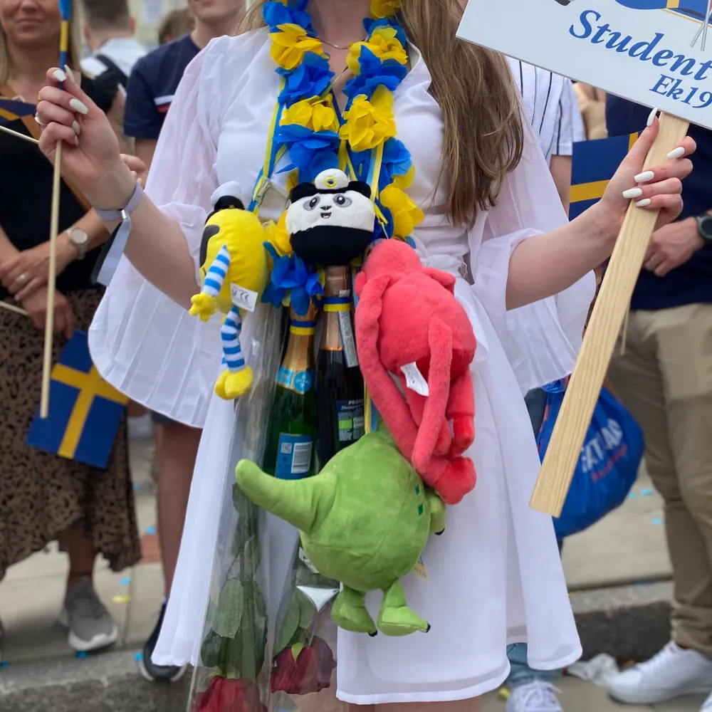 Fin studentklänning från Bubbleroom i storlek 34, endast använd vid ett tillfälle så i princip som ny ✨. Klänningar.