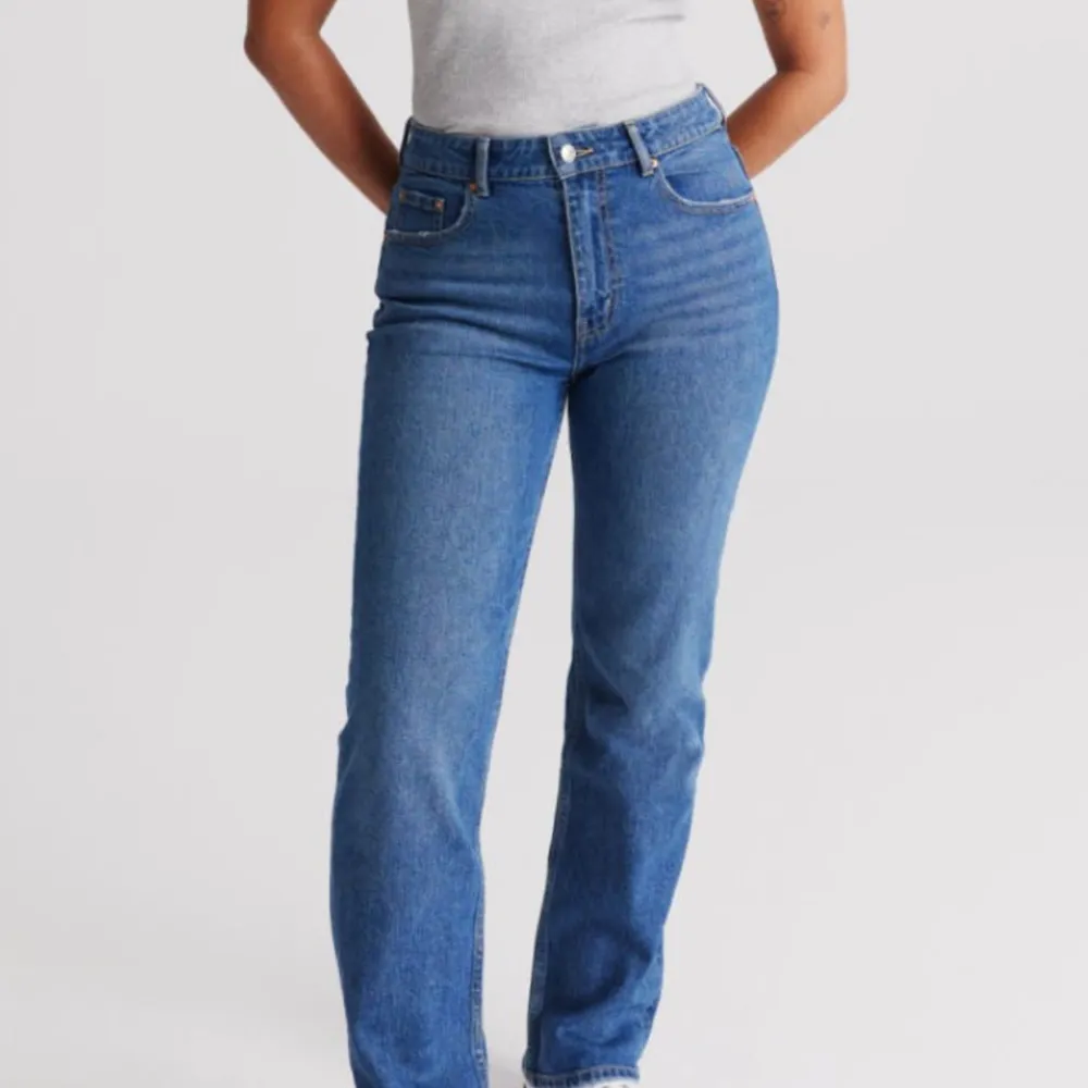 Ett par blåa ginatricot jeans💙Perfekta att använda som low waist jeans. Använda 2 gånger så jätte fräscha.går rak ner i benen men inte slim. Om man vill ha de som low waist så passar de som storleken 38. . Jeans & Byxor.