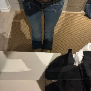 Blå jeans med bootcut - Säljer ett par snygga blå jeans med bootcut. De är lågmidjade och har en klassisk femficksdesign. Perfekta för en avslappnad stil och passar till det mesta. Sköna och stilrena! Jag är 1,72 som referens!