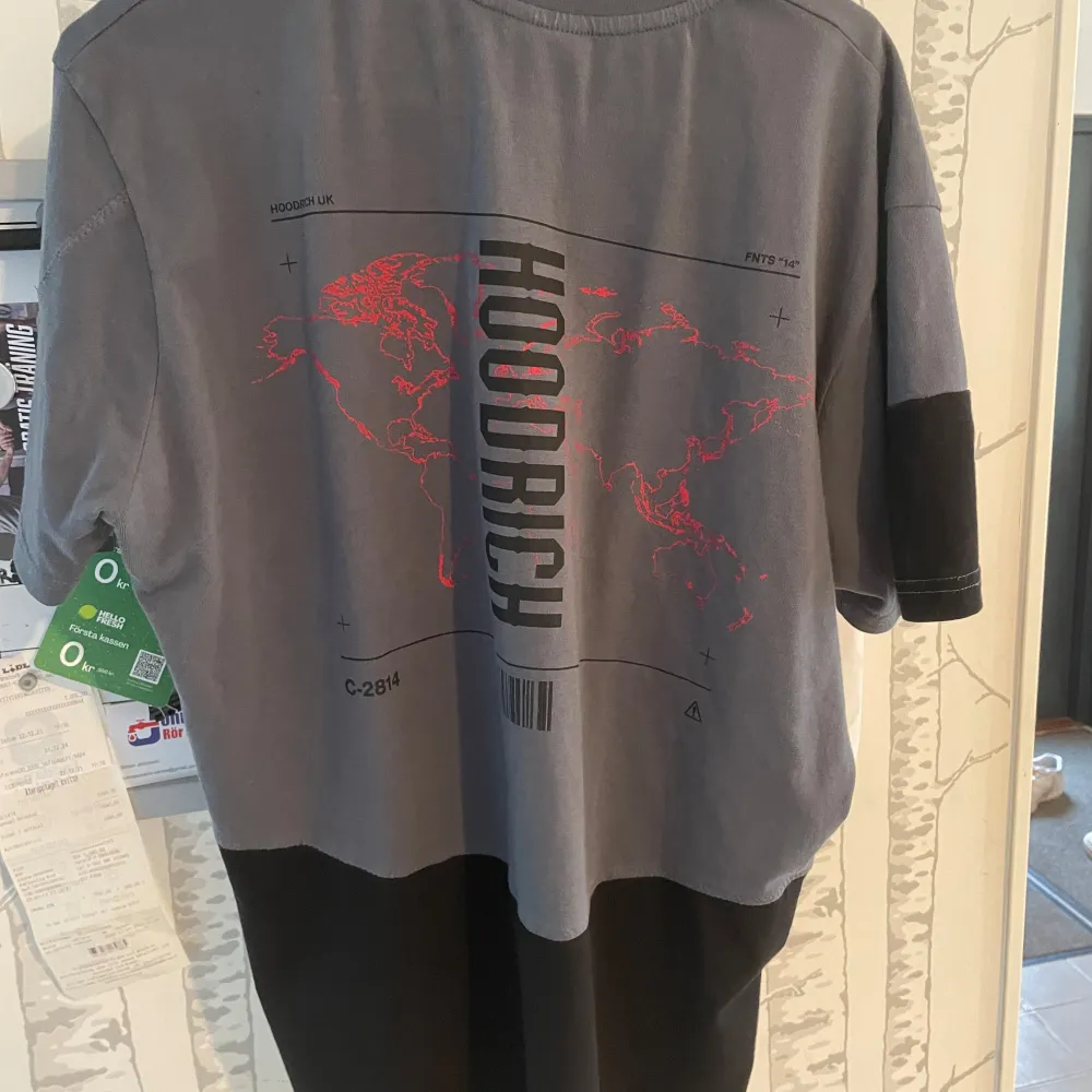 Säljer min Hoodrich t-shirt i storleken S på tröjan men den sitter som en M utan tvekan. Använd i fint och fräscht skick.. T-shirts.