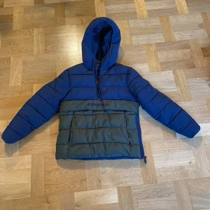 O’neilljacka - Hej! Säljer min O’neilljacka som jag har växt ur. Okej skick har några små skador men inget som syns tydligt. Färg blå och mörkgrön 300kr pris kan diskuteras😁👌🏼