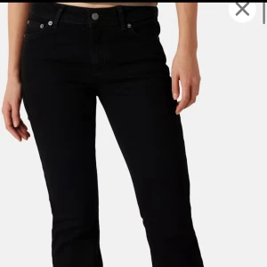 junkyard jeans - säljer dessa då de inte kommer till användning. använda fåtal gånger.