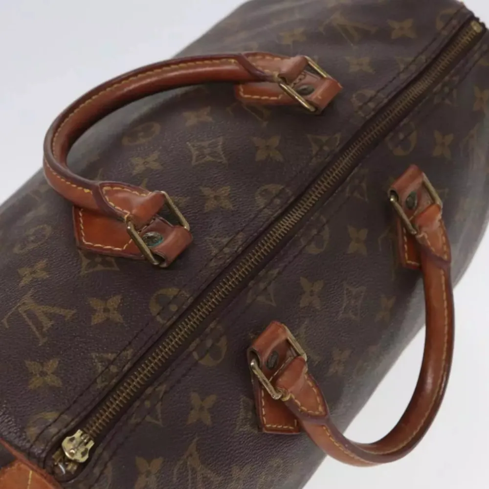 Louis Vuitton Speedy 35. Ett måste i väskkollektionen! Bra storlek för både vardagsbruk och resor. Perfekt att använda som skol-/arbetsväska. Speedy ger en touch av lyx och stil till varje outfit. Tillverkad i den ikoniska monogramduken.. Väskor.