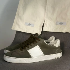 Valentino flycrew - Säljer mina olivgröna eftertraktade Valentino flycrew! Storlek 42, är i använt skick men fortfarande väldigt fina! Mockan än väldigt fin och sulan också! Priset är prutat och klart! 👍🏼
