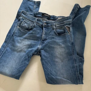 Replay Jeans Anbass - 29W 32L Sjukt sköna Replay jeans som passar med alla outfits. u Slim fit.