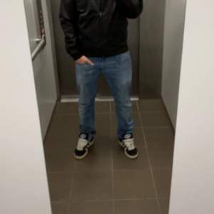 Säljer ett par replay jeans, modellen på jeansen är replay rocco så comfort fit, använda minimalt , är 175cm och storlek är 32/32