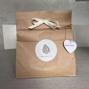 1 påse braskottar - Miljövänliga och säkra braständare gjorda av kottar och 100% återvunnet stearin! Våra kottar brinner rikligt och länge, allt som behövs för en mysig kväll 🪵🕯️ 🤍  20 kottar per påse för 75kr!  Hör gärna av dig vid frågor 🤍