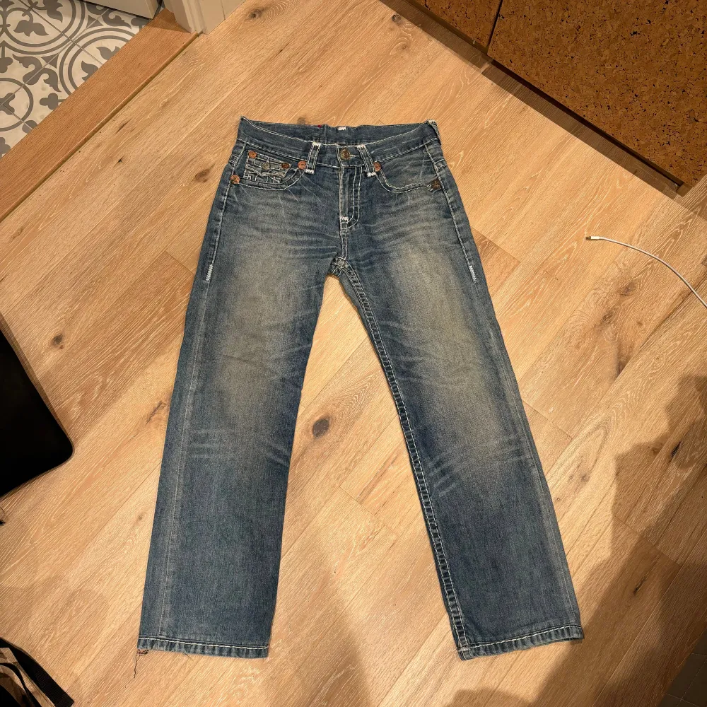 Säljer nu ett par true religion jeans som inte kommer till någon användning ~ Skick: 9/10 ~ Strlk: 32 ~ Mitt pris: 499 ~ Bara att skriva om du har några funderingar!!🙌🏼. Jeans & Byxor.