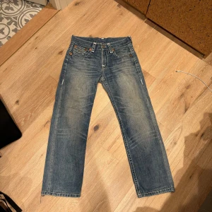 True Religion Jeans - Säljer nu ett par true religion jeans som inte kommer till någon användning ~ Skick: 9/10 ~ Strlk: 32 ~ Mitt pris: 499 ~ Bara att skriva om du har några funderingar!!🙌🏼