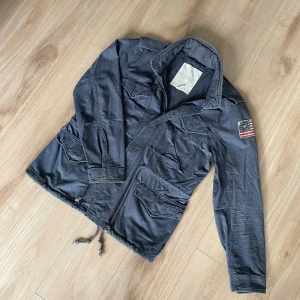 Ralph Lauren field jacket  - Säljer en riktigt fet Ralph Lauren field jacket som är i storlek M!  Hör gärna av dig om du har frågor!