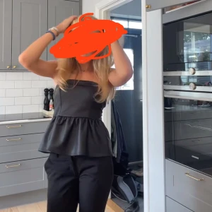 Skinntopp - Fin offshoulder topp från hm. Jätte bra skick🥰