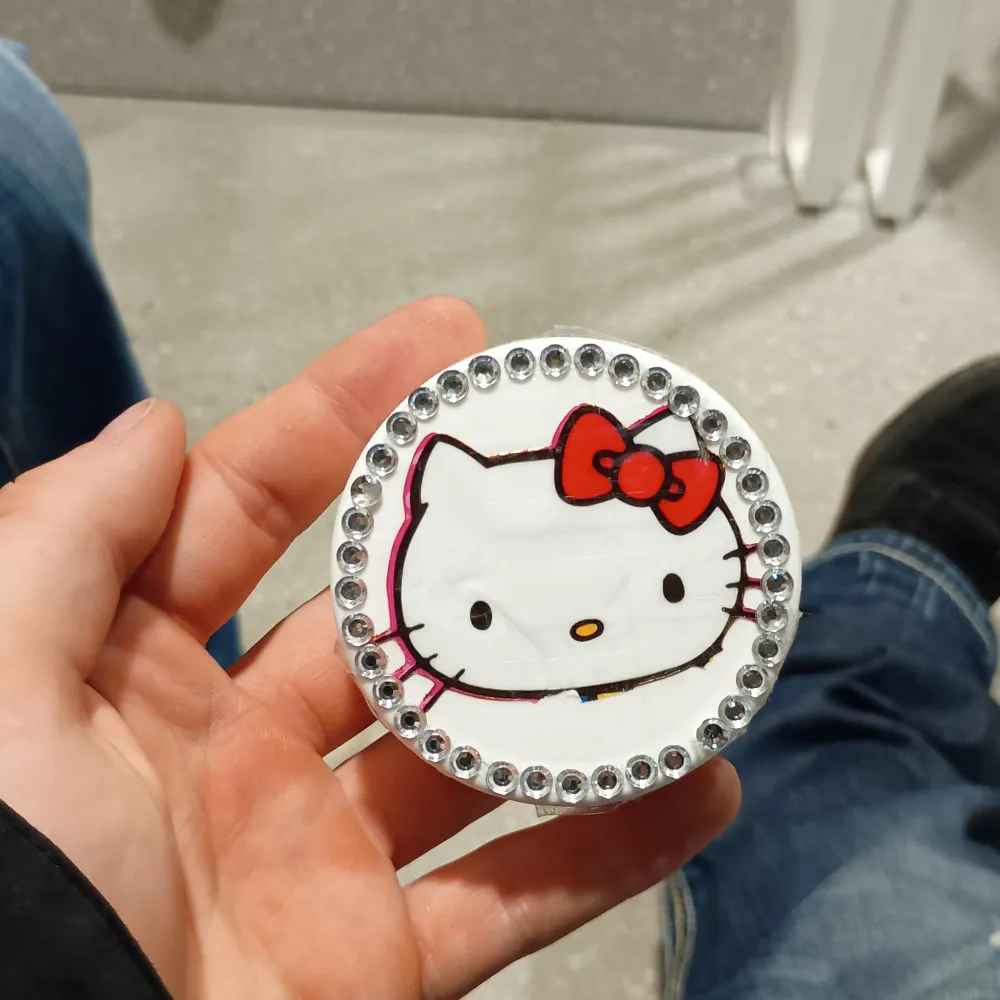 KLICKA EJ KÖP NU Riktigt fet hello kitty dosa, kan byta mot ngt oxå. Övrigt.