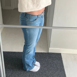 lågmidjade jeans - fina bootcutjeans! dom är mer bootcut på nån kortare då dom är för korta💕 Midjemått: ca 40 innerbenslängd: ca 78