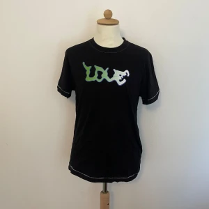 SADBOYS T-Shirt - Yung Lean SADBOYS T-Shirt, snygg och unikt tryck. Snyggt ryggtryck också.