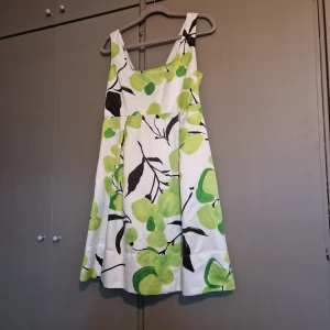 Babydoll klänning zara - Babydoll klänning från zara. Fint skick. Knytdetalj i midjan.