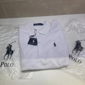 Ralph Lauren piké - Säljer denna riktigt feta Ralph lauren piken som endast varit testad,10/10 skick o man får me de som finns på bilden🔥tar helst byten därav kom med förslag och för frågor och funderingar🙌🏼