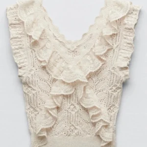 Stutsåld Zara topp - Slutsåld zara topp fast i SVART inte beige. Jättebra skick. Skriv för fler bilder privat storlek S