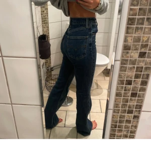 Leviś jeans - 70s High Flare jeans i en mörkblå tvätt💙💙smickrande passform i stl 23⭐️⭐️