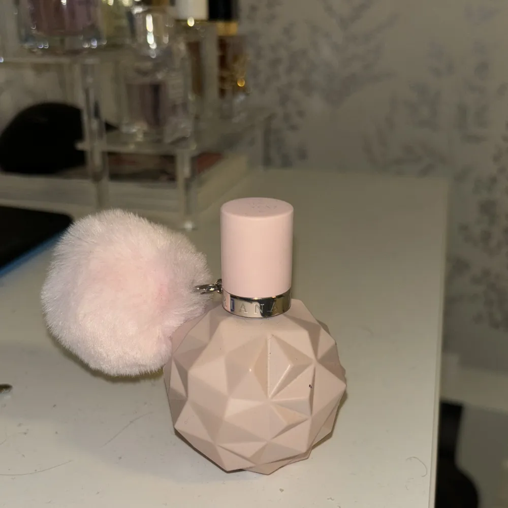 En i princip oanvänd parfym från Ariana Grande. Väldigt söt doft, 30 ml flaska. Använd kanske 3-4 gånger. Så gott som full. Nypris är ungefär 300-400 kr. Parfym.