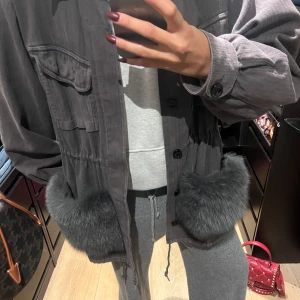 Grå Custommade jacka - Grå custommade jacka 💘 Pälskragen till jackan är försvunnen men letar fortfarande men finns chans att den ej hittas. Förövrigt superfint skick, inga skador eller lösa knappar.   Strl M/L men passar mig som strl 36, finns även justerbar midja 💓 