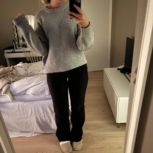 Grå stickad tröja - Går stickad tröja från BikBok Är i fint skick och knappt använd Nypris 499kr Storlek L men passar mig som vanligtvis har storlek S🥰