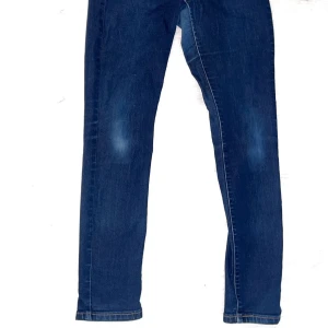 Levis jeans 311 Shaping Skinny 27 - Snygga och sköna Levis jeans, säljer dessa för att jag inte använder dom längre. 