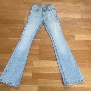 Ljusblåa Jeans - Ljusblåa bootcut jeans från Gina tricot, använda men inget som syns. Säljer då de inte längre passar.