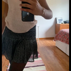 Glitterkjol zara - Så fin perfekt till fest och nyår, inbyggda shorts. Stretchig pga resår så passar XS-M 🍓 några lösa trådar men inget som syns väl