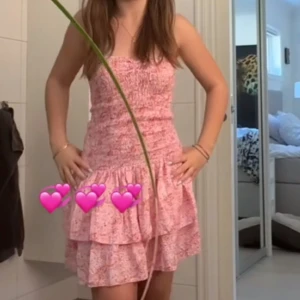 Meet me there klänning - Jättefin och gullig klänning från meet me there som jag köpte förra sommaren, använd enstaka gång i princip oanvänd. Köpte för 700kr. Pris går att diskutera vid snabb affär!❤️