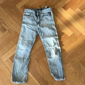 Riktigt feta replay jeans inte särskilt använda och en fet grå färg