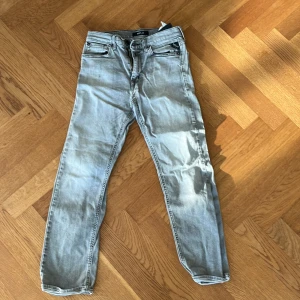 Replay jeans - Riktigt feta replay jeans inte särskilt använda och en fet grå färg