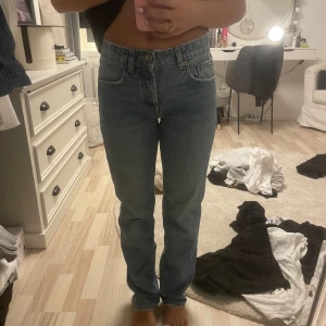 Blå jeans - Säljer ett par klassiska blå jeans i en straight fit. De har en normal passform och är perfekta för vardagsbruk. Jeansen är i bra skick och har en snygg tvättad look. Dom är lite långa på mig som är 167 och stolen är 34 från gina tricot 🥰