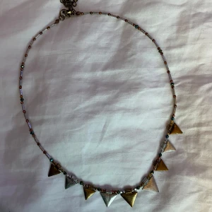 Halsband  - Fint pärlhalsband med trianglar på. Guld och silvrigt 