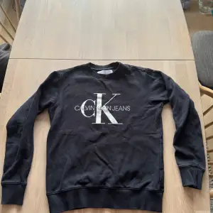 Hej. Säljer nu en Calvin Klein crew neck i storlek XS då jag inte passar i den längre. Skicket är 8/10. Pris kan diskuteras vid snabb affär.