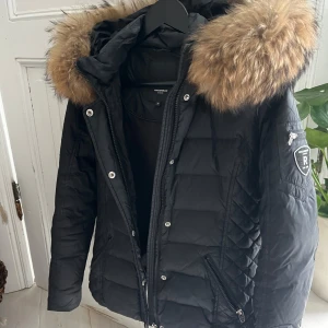 Dunjacka - Dunjacka från Rockandblue, inköpt för 2 990 kr 2020 men knappt använd sedan dess. I fint skick strl. 38. Äkta päls runt luvan. 