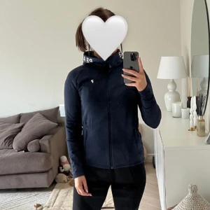 Marinblå peak performance nypris 1600 fleece tröja - Sparsamt använd. Nypris 1599. 