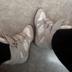 Isabel marant  - Hej säljer ett par jätte fina skor dom är (d.u.p.e.s)!! Fråga för fler bilder 