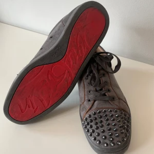 Christian Louboutin - Säljer mina loubs, bra skick men använda. Strl 45, Box och dustbags medkommer.